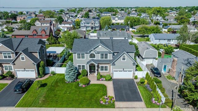 7 Highwater Avenue, Massapequa, NY 11758