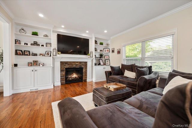 7 Highwater Avenue, Massapequa, NY 11758