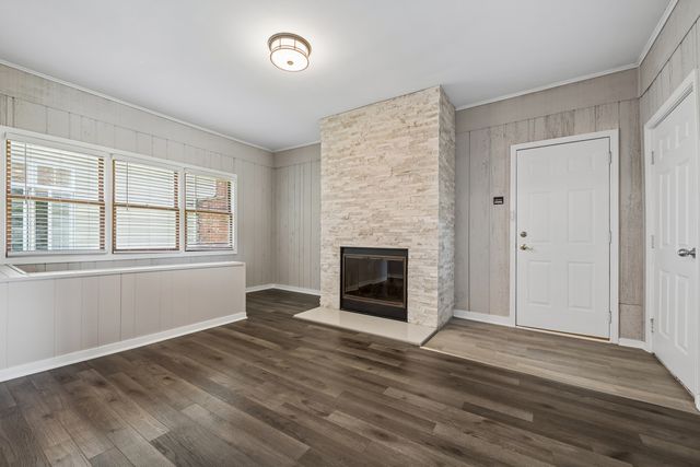 110 W 12th Avenue, Naperville, IL 60563