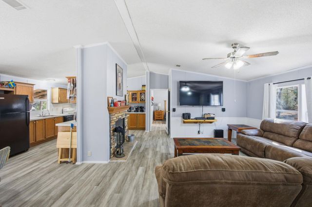 182 Wayside CT, Elgin, TX 78621