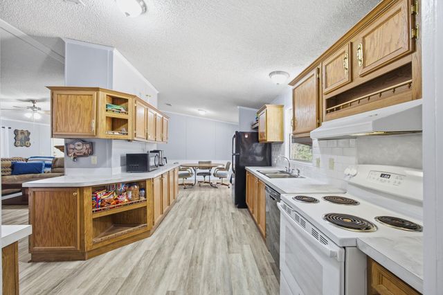 182 Wayside CT, Elgin, TX 78621