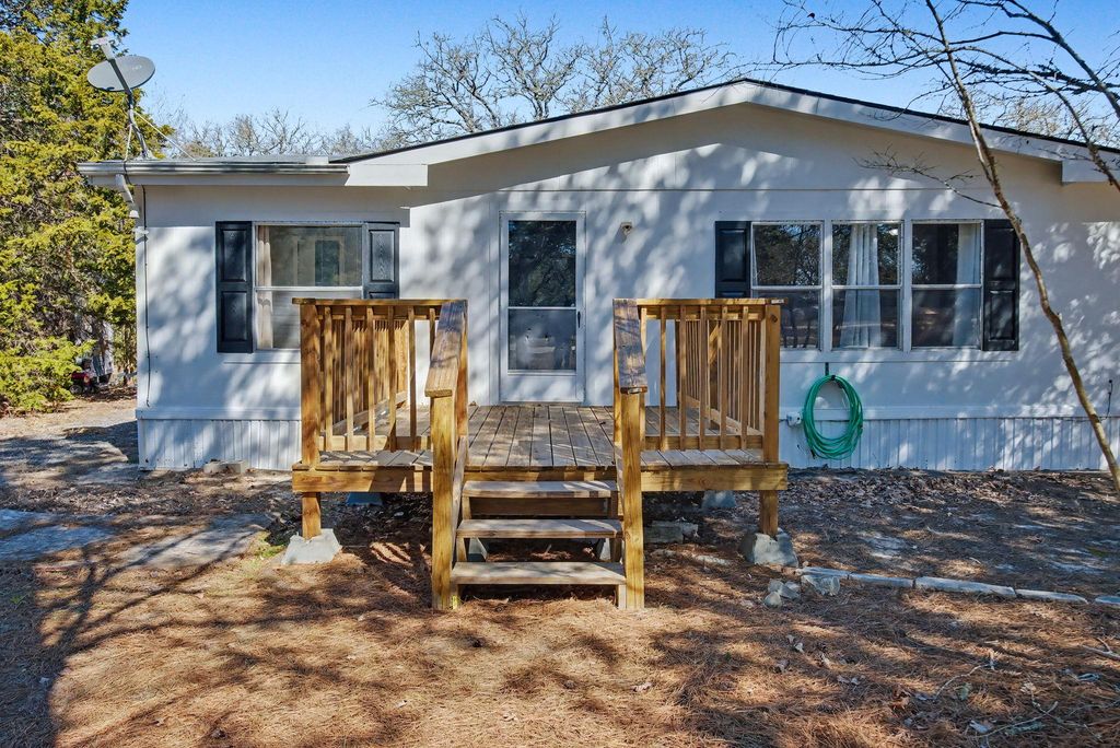 182 Wayside CT, Elgin, TX 78621