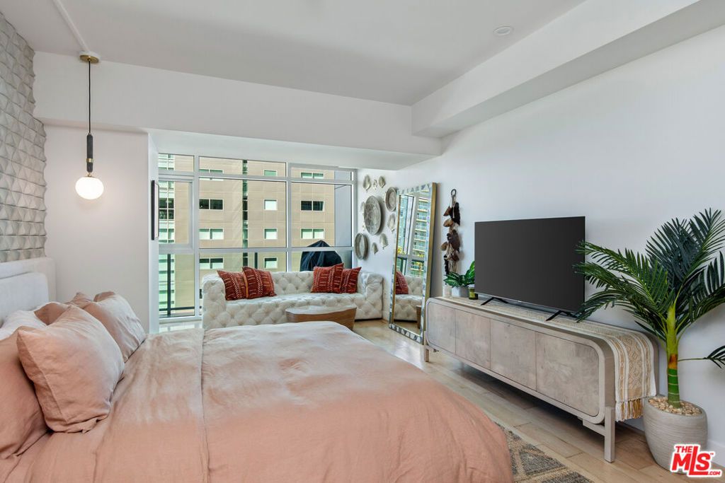 Image 10 of property listing at 13600 MARINA POINTE Drive 812, Marina Del Rey, CA 90292