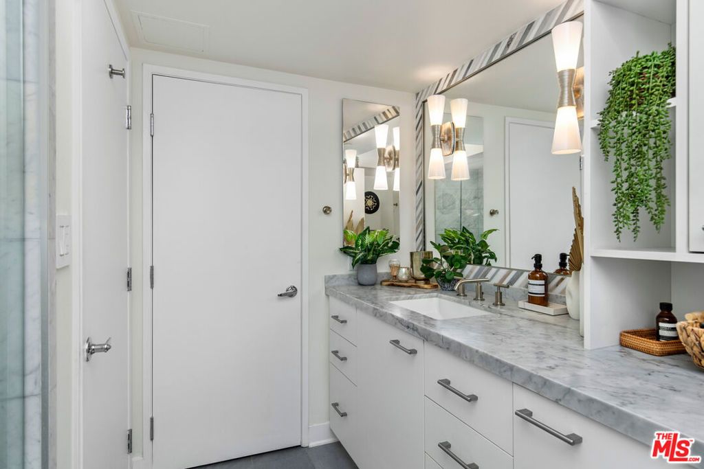 Image 17 of property listing at 13600 MARINA POINTE Drive 812, Marina Del Rey, CA 90292