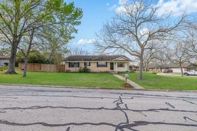 215 Edward Lane, Brenham, TX 77833