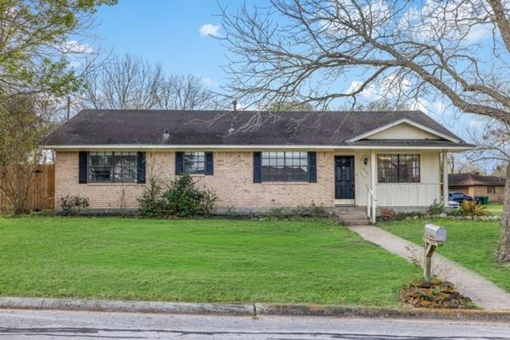 215 Edward Lane, Brenham, TX 77833