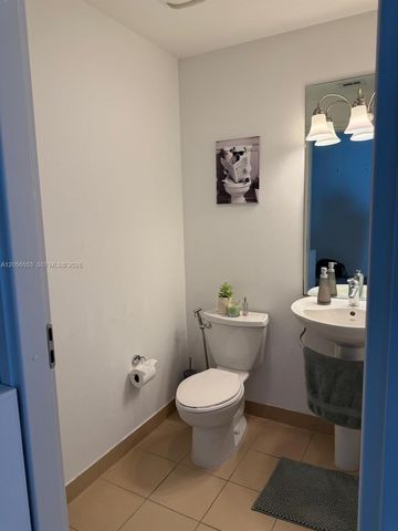 300 S Biscayne Blvd T-3301, Miami, FL 33131