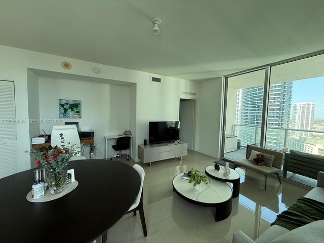 300 S Biscayne Blvd T-3301, Miami, FL 33131