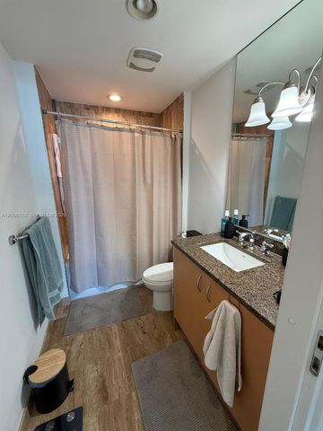 300 S Biscayne Blvd T-3301, Miami, FL 33131
