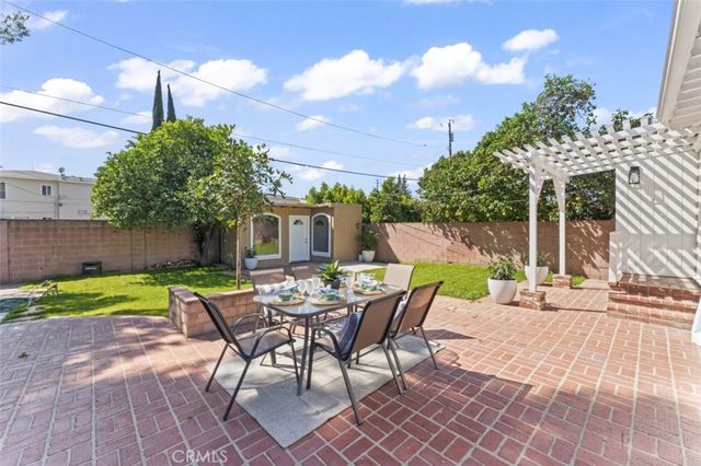 17008 Hartland St, Lake Balboa, CA 91406