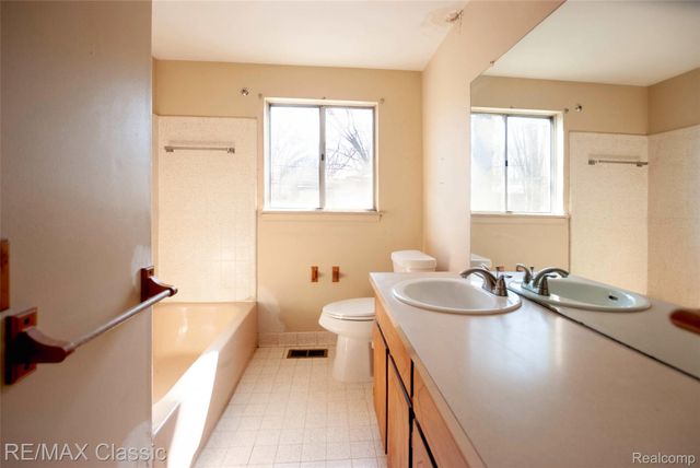 16083 Kirkshire Avenue, Beverly Hills Village, MI 48025