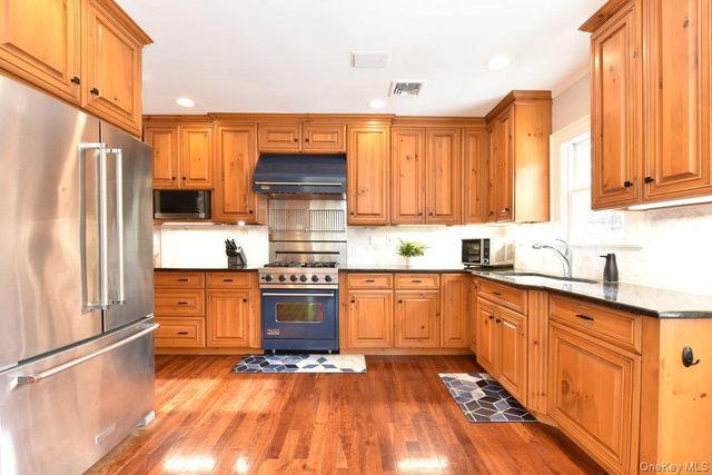 62 Hudson Road, Floral Park, NY 11001