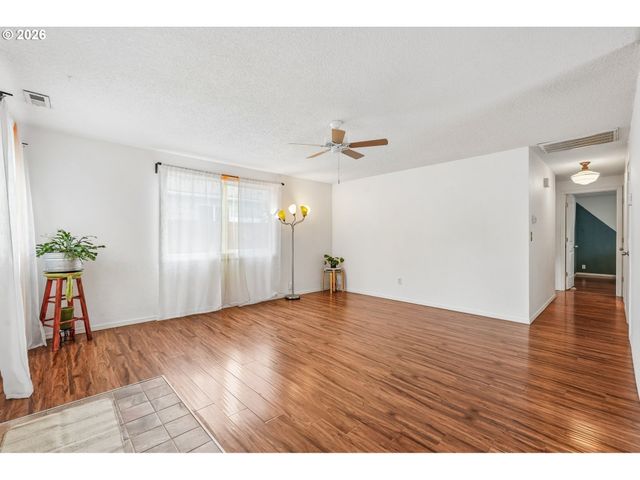 1511 Ne ROSA PARKS Way, Portland, OR 97211