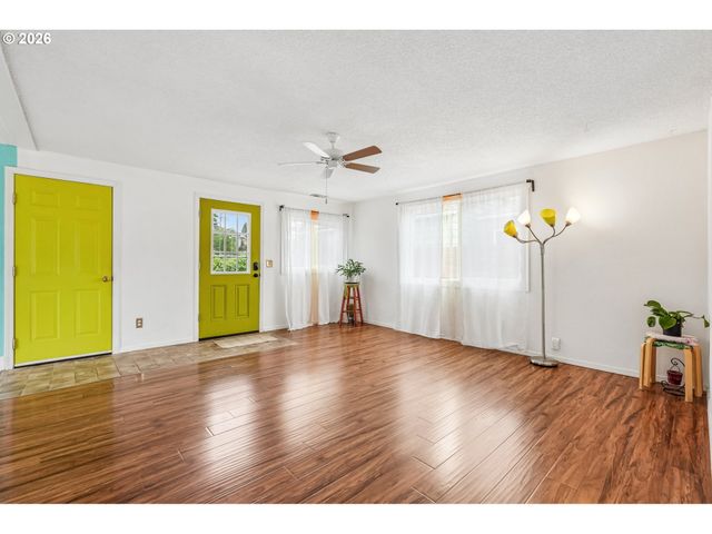 1511 Ne ROSA PARKS Way, Portland, OR 97211