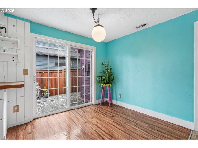 1511 Ne ROSA PARKS Way, Portland, OR 97211