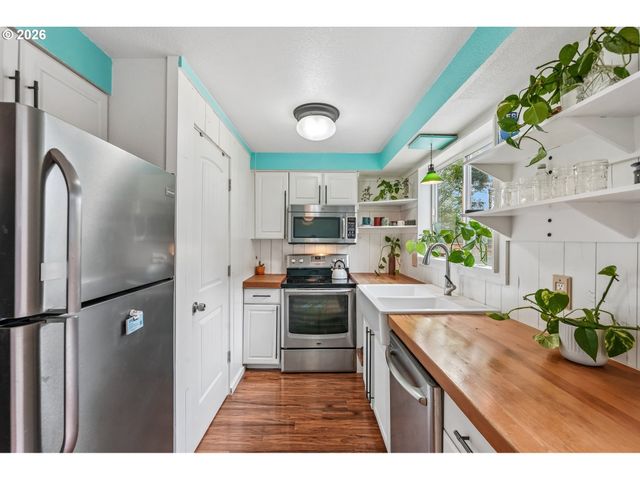 1511 Ne ROSA PARKS Way, Portland, OR 97211