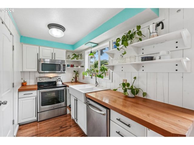 1511 Ne ROSA PARKS Way, Portland, OR 97211