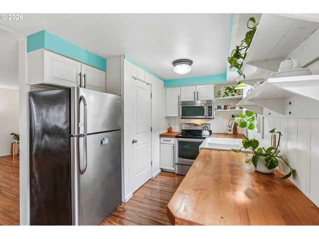 1511 Ne ROSA PARKS Way, Portland, OR 97211