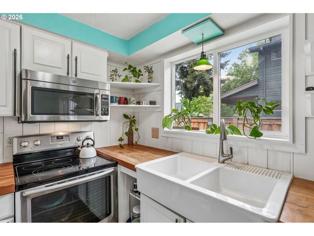 1511 Ne ROSA PARKS Way, Portland, OR 97211