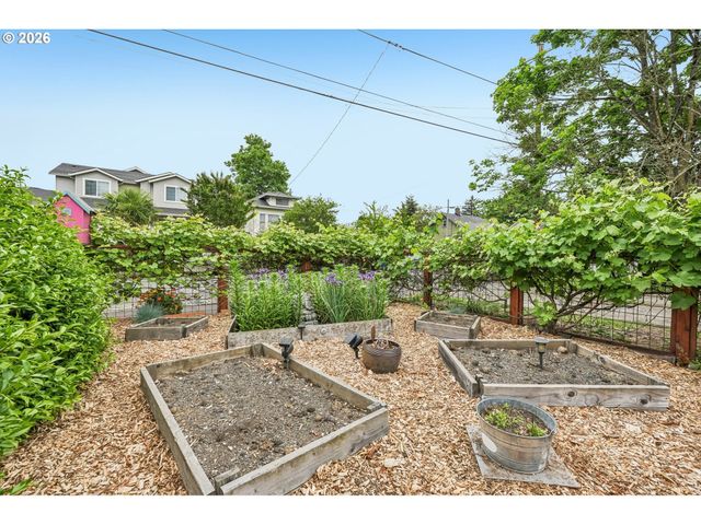 1511 Ne ROSA PARKS Way, Portland, OR 97211