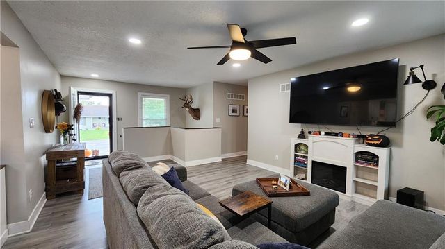 812 Apple Blossom Street, Excelsior Springs, MO 64024