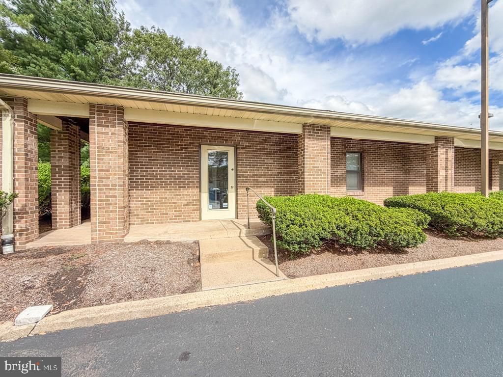 4-SUITE 18 TERRY DR #SUITE 18, NEWTOWN, PA 18940 — exterior