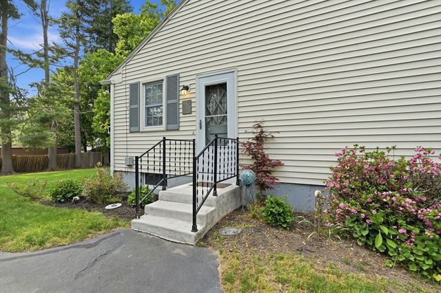 28 Northway Dr, Springfield, MA 01119