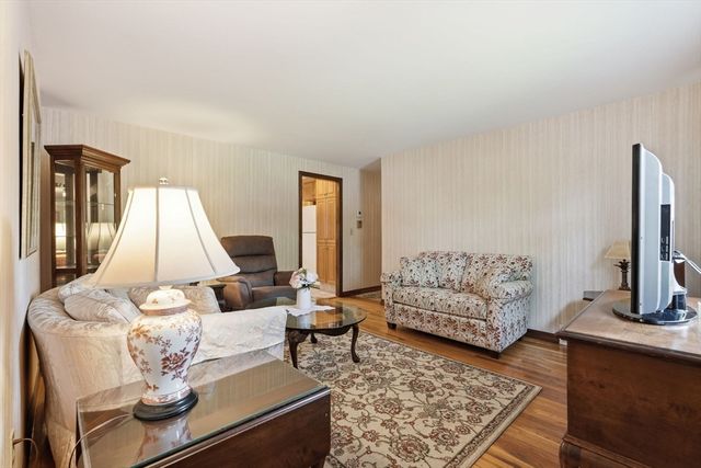 28 Northway Dr, Springfield, MA 01119