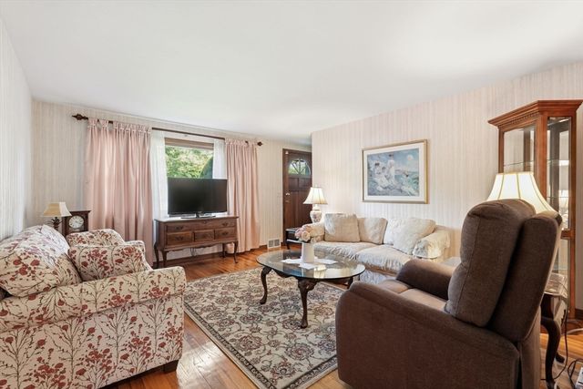 28 Northway Dr, Springfield, MA 01119