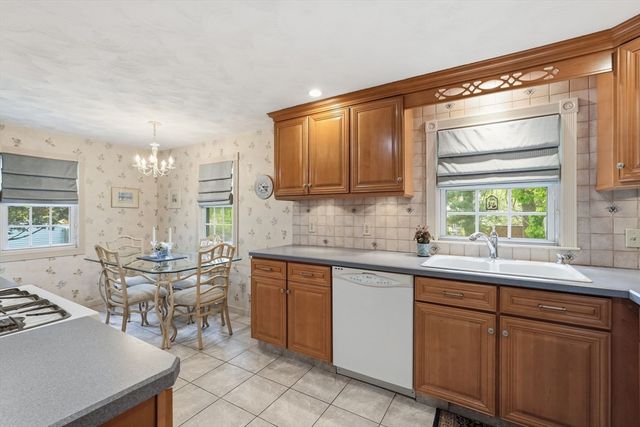 28 Northway Dr, Springfield, MA 01119