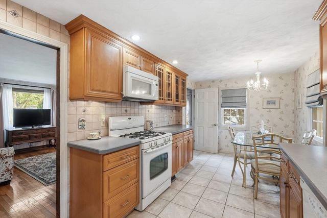 28 Northway Dr, Springfield, MA 01119