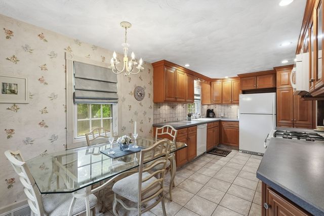 28 Northway Dr, Springfield, MA 01119