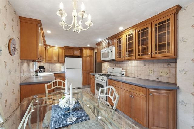 28 Northway Dr, Springfield, MA 01119