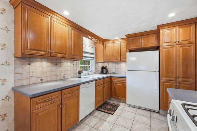 28 Northway Dr, Springfield, MA 01119