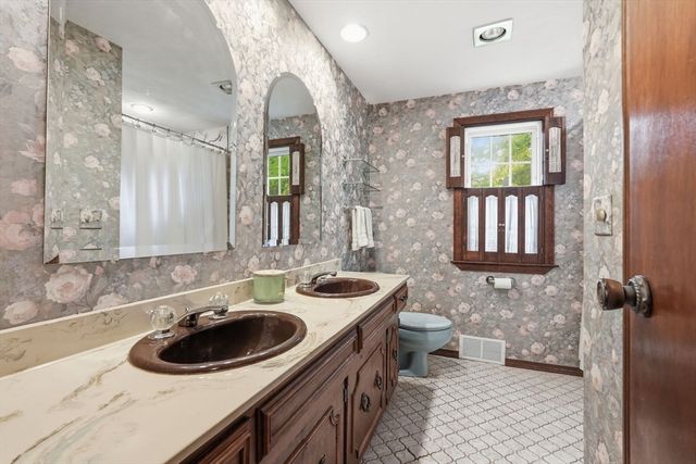28 Northway Dr, Springfield, MA 01119