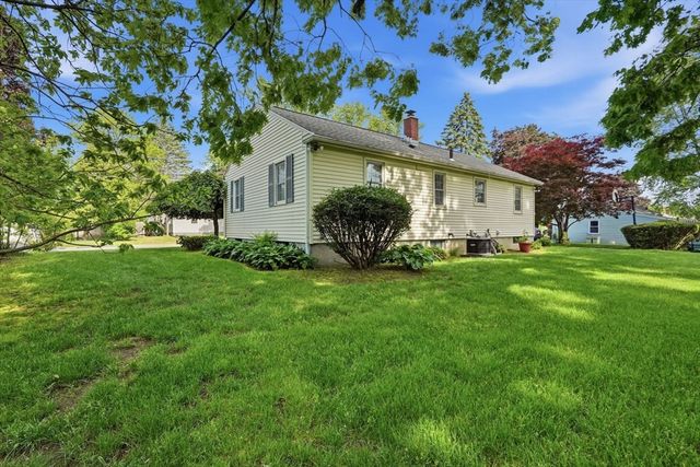 28 Northway Dr, Springfield, MA 01119
