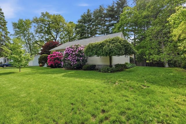 28 Northway Dr, Springfield, MA 01119
