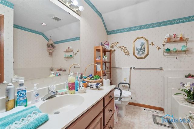 237 Brooke Drive, Oregon, OH 43616