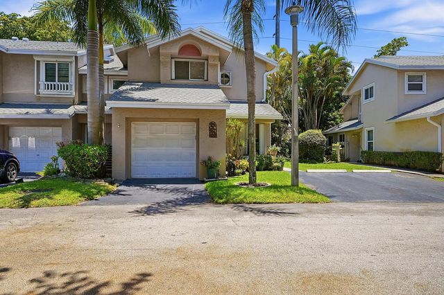 2118 Discovery Circle W, Deerfield Beach, FL 33442