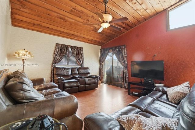 8213 Cassia Ter, Tamarac, FL 33321