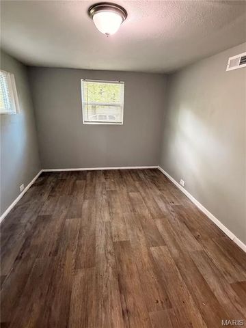 10304 Earl Drive, St Louis, MO 63136
