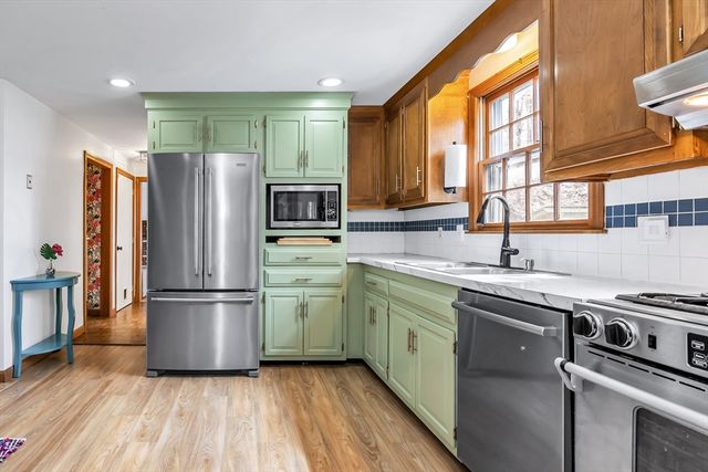 21 Heather Rd, Dracut, MA 01826