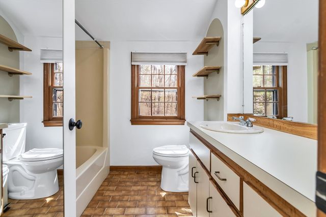 21 Heather Rd, Dracut, MA 01826