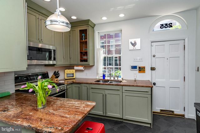 255 QUEEN ST, Philadelphia, PA 19147