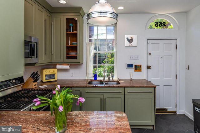 255 QUEEN ST, Philadelphia, PA 19147
