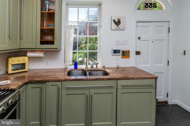 255 QUEEN ST, Philadelphia, PA 19147