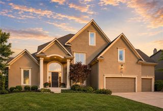8101 Park View Drive, Parkville, MO 64152