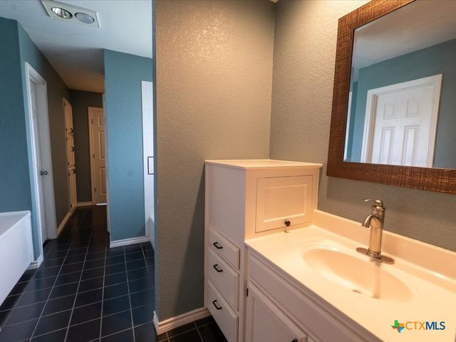 300 Las Plumas Drive, Georgetown, TX 78628