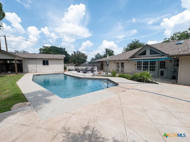 300 Las Plumas Drive, Georgetown, TX 78628
