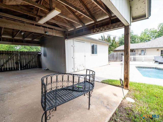 300 Las Plumas Drive, Georgetown, TX 78628